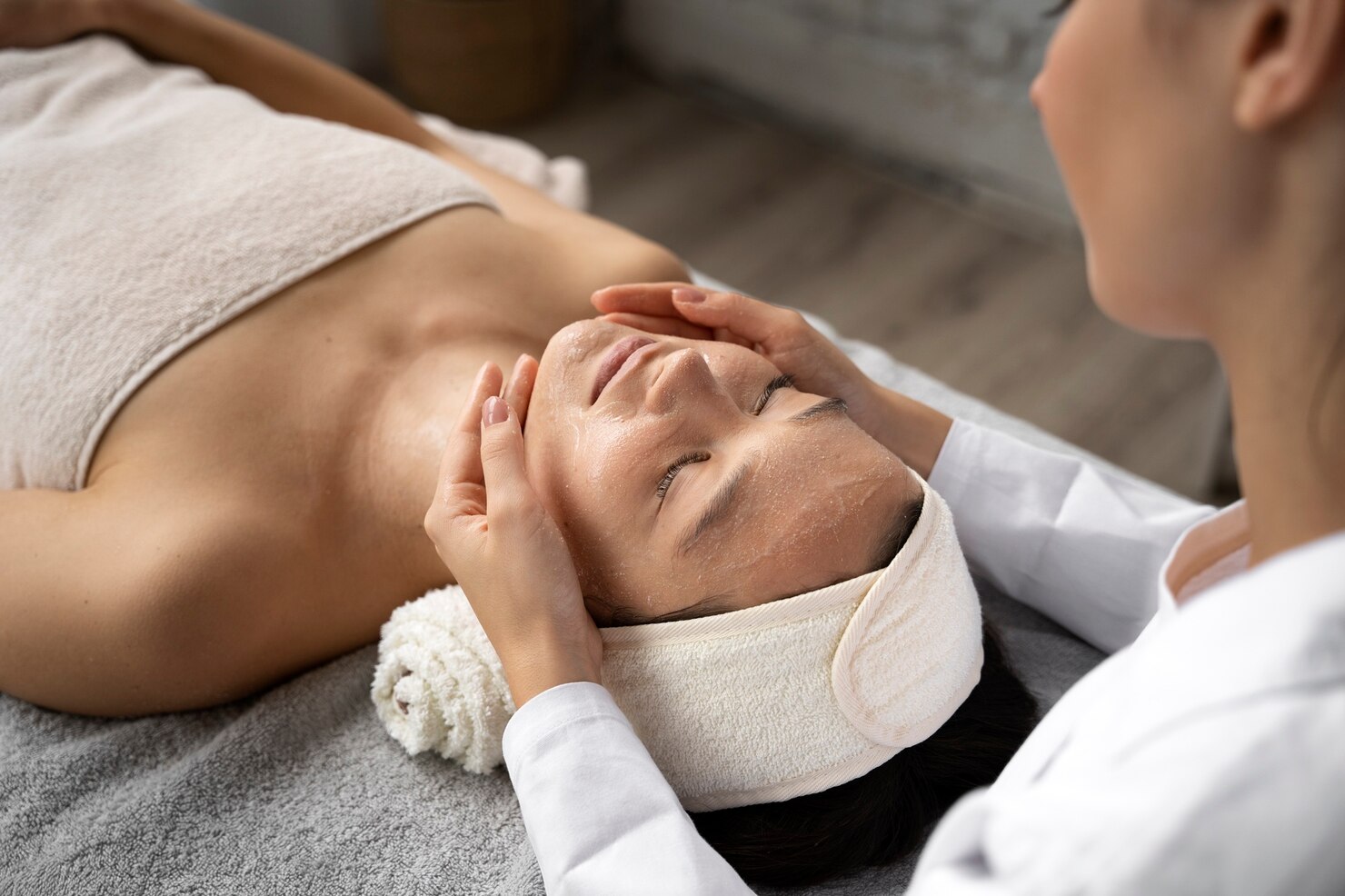 mujer alto angulo recibiendo masajes spa 23 2149871233