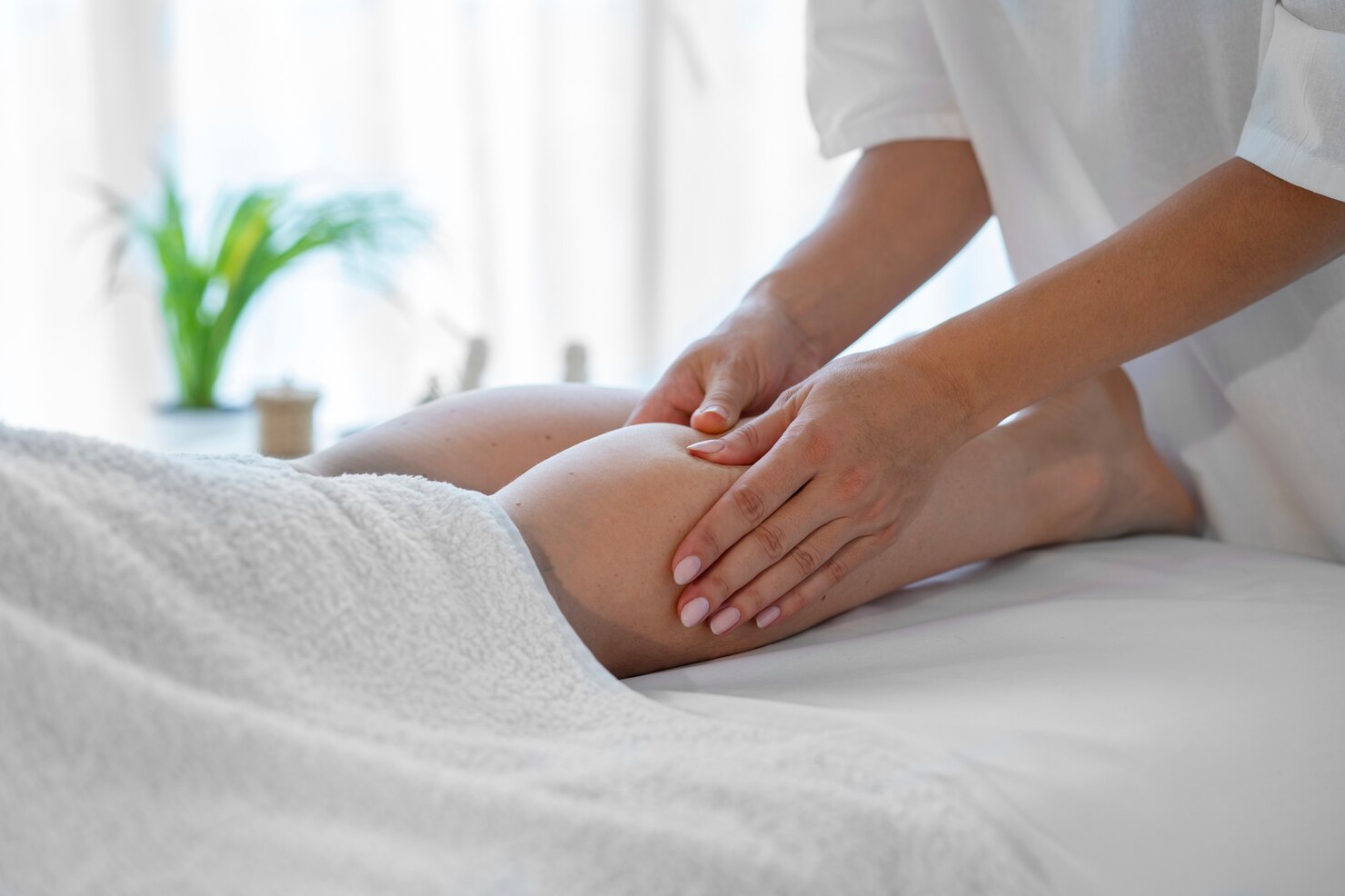 mujer pasando tiempo spa recibiendo masaje relajante 23 2149871855