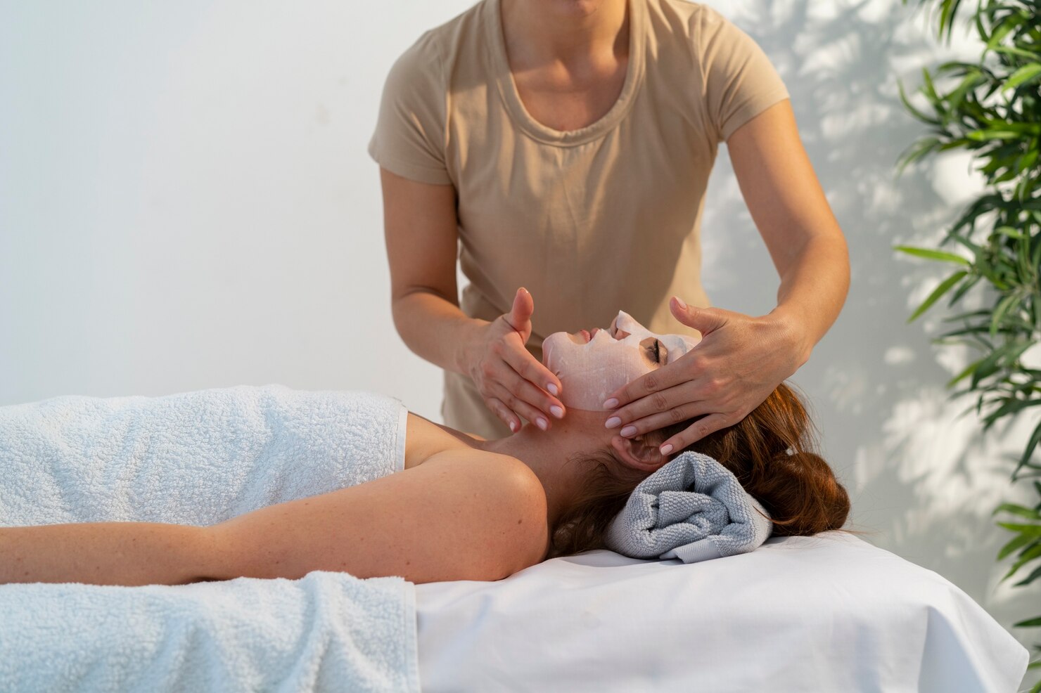 mujer pasando tiempo spa tratamiento mascarilla 23 2149871950