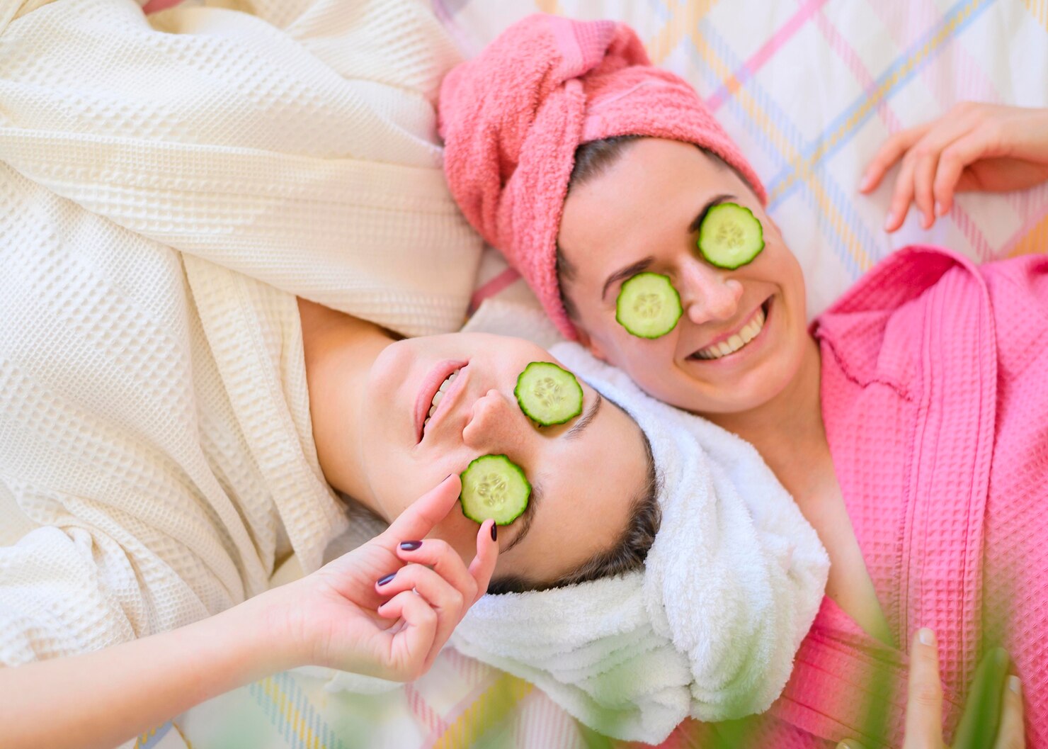 vista superior mujeres sonrientes rodajas pepino ojos 23 2148520278